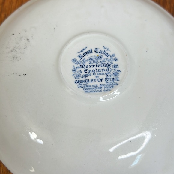 Royal Tudor Merrie Olde England by Grindley of Stoke Saucers - Picture 6 of 9